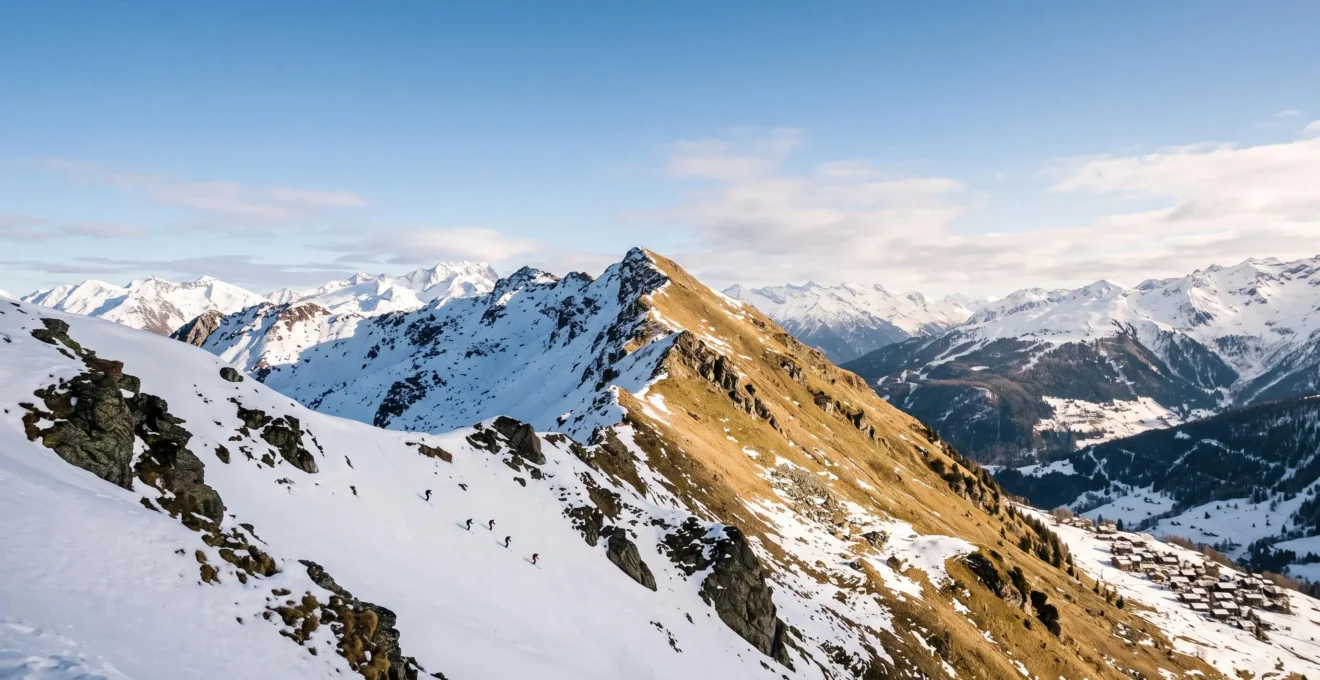 Vue panoramique d'un domaine skiable alpin partagé entre un versant ensoleillé peu enneigé et un versant ombragé recouvert de neige fraîche